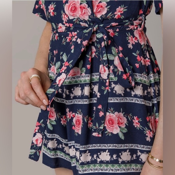 Francesca’s Trixxi Coral & Navy Blue Rose Floral Romper Size Medium - Picture 4 of 16